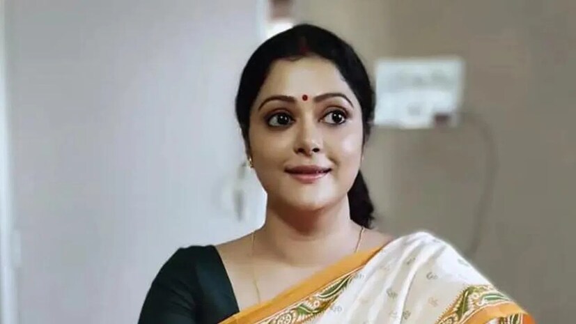 সম্প্রতি তিনি বাংলা ধারাবাহিক 'তুমি আশেপাশে থাকলে'তে অভিনয় করছেন নায়িকার মায়ের চরিত্রে। খুব ছোট বয়সে বিবাহের সিদ্ধান্ত নিলেও, সে বিয়ে টেকেনি। এরপর নতুন সম্পর্কেও জড়াননি অনিন্দিতা। 