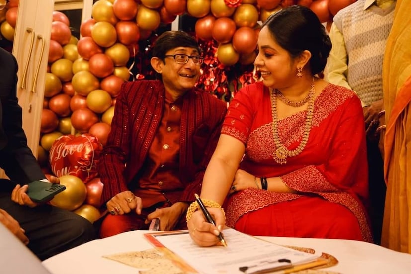 সোমবার দুপুরে ফেসবুকে ছবি শেয়ার করেন শ্রীময়ী। মিস্টার মল্লিক হিসাবেই সম্বোধন করেন তিনি।