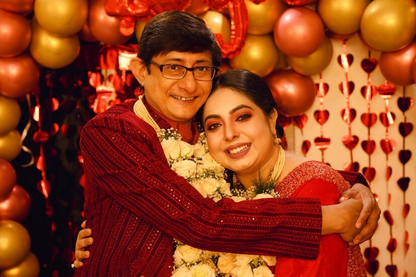 বিয়ের পরপরই হাসপাতালে ভর্তি হতে হয়েছিল শ্রীময়ীকে৷ তীব্র গরমে লু লেগে অসুস্থ হয়ে পড়েছিলেন তিনি৷ পরপর ২ দিন হাসপাতালে থাকার পর বাড়ি ফেরেন শ্রীময়ী৷ সেই সময় ভোটের হাজারো ব্যস্ততার মধ্যে তাঁকে আগলে রাখেন স্বামী কাঞ্চন৷ এবার মেয়ে এবং জামাই দু'জনকেই সামলাচ্ছেন অভিনেত্রীর মা৷