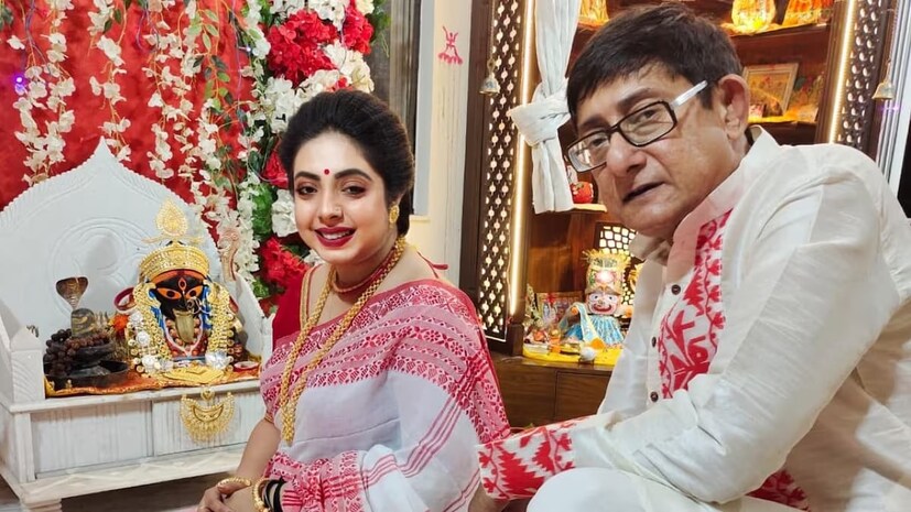 কিন্তু মেয়েরা কীভাবে কাঞ্চন মল্লিকের প্রেমে পড়েন? কী সেই সিক্রেট? পিঙ্কি জানান, খুব ভাল করে কথা বলতে পারেন কাঞ্চন। সেই দেখেই হয়তো মেয়েরা প্রেমে পড়েন।