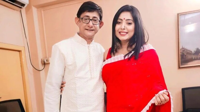 সম্প্রতি নিজের ইনস্টাগ্রামে মায়ের সঙ্গে একটি ভিডিয়ো পোস্ট করেছেন অভিনেত্রী। শ্রীময়ী বলেন, 'মা বলছে, বিয়ের আগেই তুই বদলে গেলি? তাই সিসিডি এসেছি খেতে। বরের সঙ্গে তো প্রেম করার সুযোগ হল না, তাই মা-কে নিয়ে ডেটে এসেছি।'