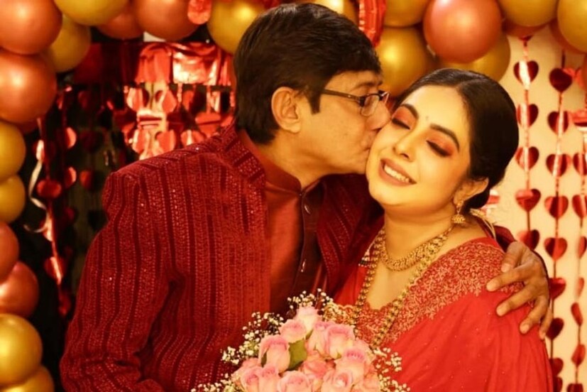 দীর্ঘ জল্পনা কল্পনার অবসান ঘটিয়ে অবশেষে তাঁদের প্রেমের সম্পর্কে সিলমোহর। প্রেমের দিনে বিয়ে করলেন কাঞ্চন মল্লিক এবং শ্রীময়ী চট্টরাজ। 