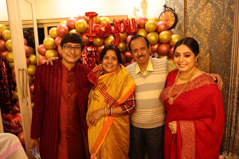অনুষ্ঠানের সেটে আরও এক মজার অভিজ্ঞতা শেয়ার করেছিলেন শ্রীময়ী। বলেছিলেন কীভাবে একবার ট্রেনের টিকিট পরীক্ষক তাঁর প্রেমে পড়েছিলেন।