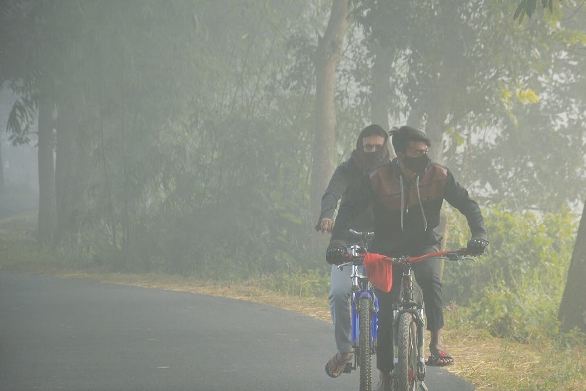 Bengal Weather Update: শিলিগুড়িতে সকাল থেকে কুয়াশা। হালকা মেঘ। হালকা হাওয়া। তাপমাত্রা থাকবে ১২-১৩ ডিগ্রি সেলসিয়াস। জলপাইগুড়িতে কুয়াশাচ্ছন্ন আকাশ। সর্বনিম্ন তাপমাত্রা ১২.০৬ ডিগ্রি সেলসিয়াস।