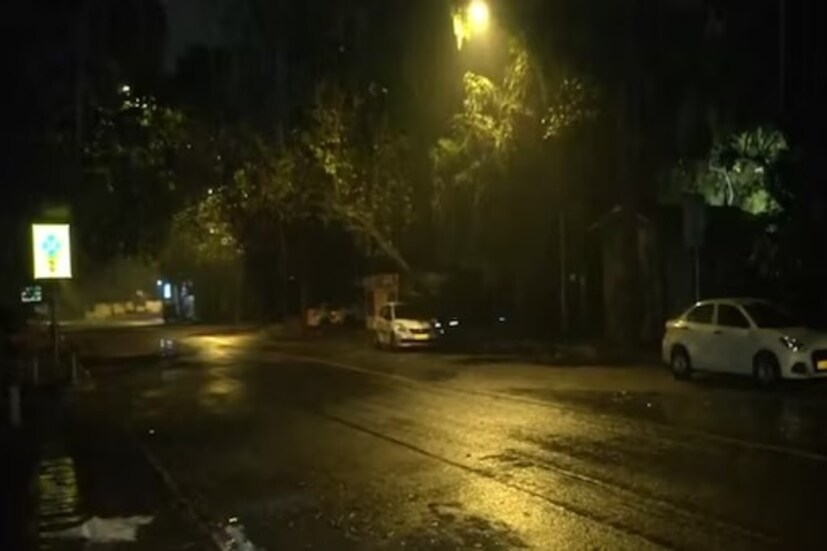 হাওয়া অফিসের পূর্বাভাস অনুযায়ী, মঙ্গলবার বজ্রপাত-সহ বৃষ্টিপাতের সঙ্গে দিল্লি, যমুনানগর, মোদিনগর, গুলাওটি, সিয়ানা, সেকেন্দ্রাবাদ, বুলন্দশর, জাহাঙ্গিরাবাদ, শিকারপুর-সহ একাধিক এলাকায় ঝোড়ো বাতাস বয়ে যাবে৷ বাতাসের গতিবেগ থাকবে ঘণ্টায় ৩০ থেকে ৪০ কিমি৷