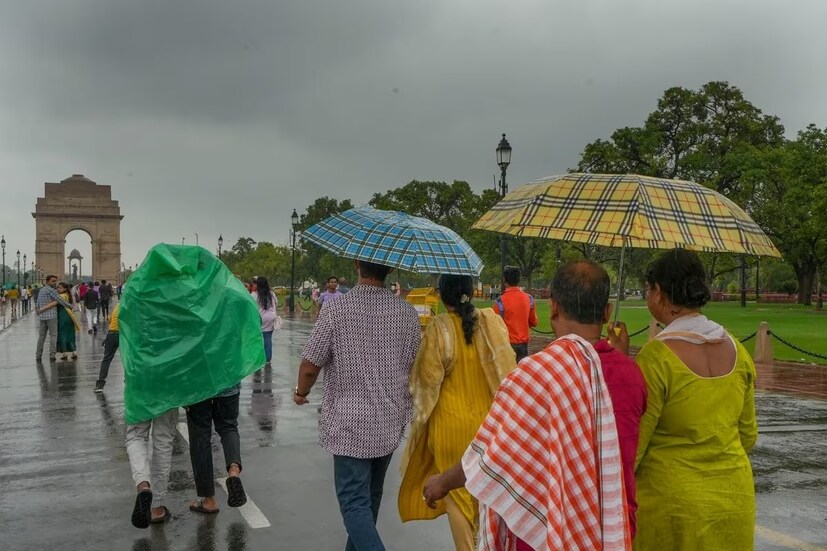 আবহাওয়া দফতরের পূর্বাভাস অনুযায়ী, বৃষ্টিপাতের জেরে দিল্লির সর্বনিম্ন তাপমাত্রা মঙ্গলবার হতে পারে ১৩ ডিগ্রি সেলসিয়াস৷ সর্বোচ্চ তাপমাত্রা থাকবে ২৮ ডিগ্রি সেলসিয়াসের কাছাকাছি৷