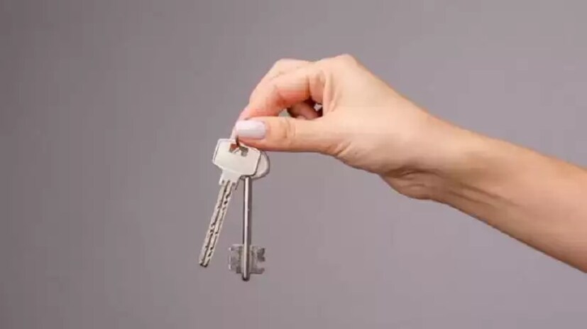 পার্স বা ওয়ালেটে কি-চেইন রাখবেন না :আপনার যদি পার্সে চাবি রাখার অভ্যাস থাকে, তাহলে অবিলম্বে আপনার এই অভ্যাসটি পরিবর্তন করুন। বাস্তুশাস্ত্রে মানিব্যাগে চাবি রাখা খুবই অশুভ বলে মনে করা হয়। আপনি যদি আপনার পার্সে বা ওয়ালেটে কি-চেইন রাখেন তাহলে আপনাকে অনেক আর্থিক সমস্যায় পড়তে হতে পারে।