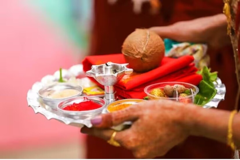 এই তিথির সন্ধ্যায় হলুদ রঙের শুদ্ধ বসন পরে ভগবান শ্রী হরি বা ভগবান বিষ্ণু এবং মা লক্ষ্মীর সামনে ঘিয়ের প্রদীপ প্রজ্বলন করুন৷ তাঁর আশীর্বাদে কাটবে জীবনের বাধাবিঘ্ন৷