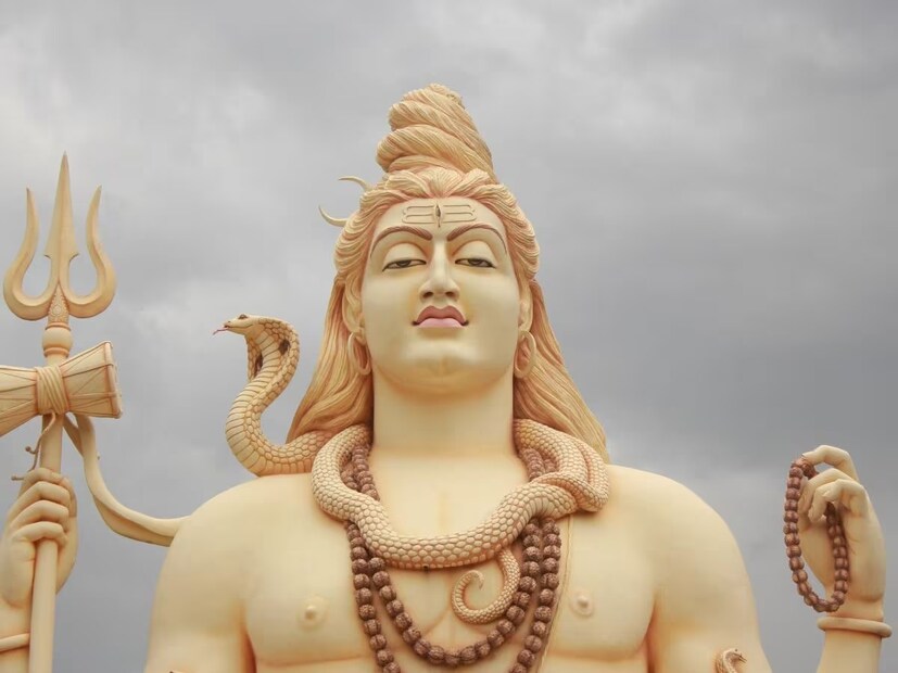 বেলের পাতা যে ত্রিপত্র হিসেবে বা তিনটি পাতা একসঙ্গে থাকে, একে মহাদেবের ত্রিনয়নের প্রতীক বলে মনে করা হয়৷ শিবের আরাধনায় যে ছ’টি জিনিস প্রয়োজন হয়, সেগুলির মধ্যে অন্যতম হল বেলপাতা বা বিল্বপত্র৷
