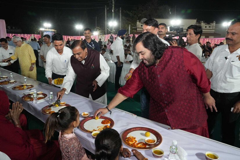 আজ, জামনগরের রিলায়েন্স টাউনশিপের নিকটবর্তী যোগবাদ গ্রামে, মুকেশ আম্বানি, অনন্ত আম্বানি, রাধিকা মার্চেন্ট, বীরেন মার্চেন্ট, শায়লা মার্চেন্ট এবং রাধিকার ঠাকুমা-সহ আম্বানি পরিবারের সদস্যরা ব্যক্তিগতভাবে আশেপাশের গ্রামগুলির সম্প্রদায়ের ঐতিহ্যবাহী গুজরাটি নৈশভোজের খাবার পরিবেশন করেন এবং তাঁদের আশীর্বাদ চান।