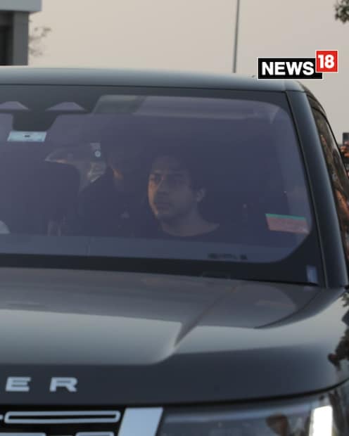 ইতিমধ‍্যেই দেশের এবং বিদেশের একাধিক খ‍্যাতনামা তারকা পৌঁছে গিয়েছেন গুজরাতের জামনগরে। এবার সেখানে তিন সন্তানকে নিয়ে পৌঁছলেন শাহরুখ খান এবং তাঁর স্ত্রী গৌরি খান। 