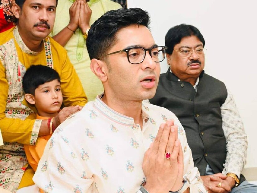 ডায়মন্ড হারবারের সাংসদ ও তৃণমূলের সর্বভারতীয় সাধারণ সম্পাদক অভিষেক নিজের বাড়িতেই ব্যস্ত সরস্বতী পুজোর আয়োজনে। সঙ্গে ছিলেন পরিবারের সদস্যরা।