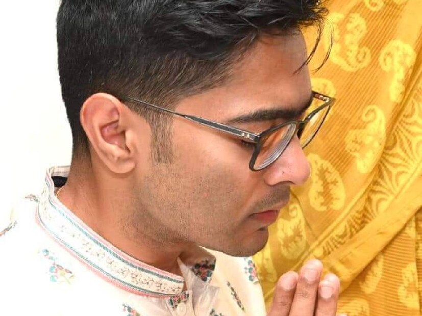 সোশ্যাল মিডিয়ায় ছবি দিয়ে লিখলেন, ‘...এই মানবজীবনের সকল অজ্ঞানতা, অন্ধকারের বিনাশ ঘটে মা প্রজ্ঞাদায়িনীর আশীর্বচনে। প্রাণ, জ্ঞান, বাক্, সঙ্গীত, শিল্পকলা এবং বিদ্যার দেবীর চরণে আজ প্রার্থনা জানালাম।...’