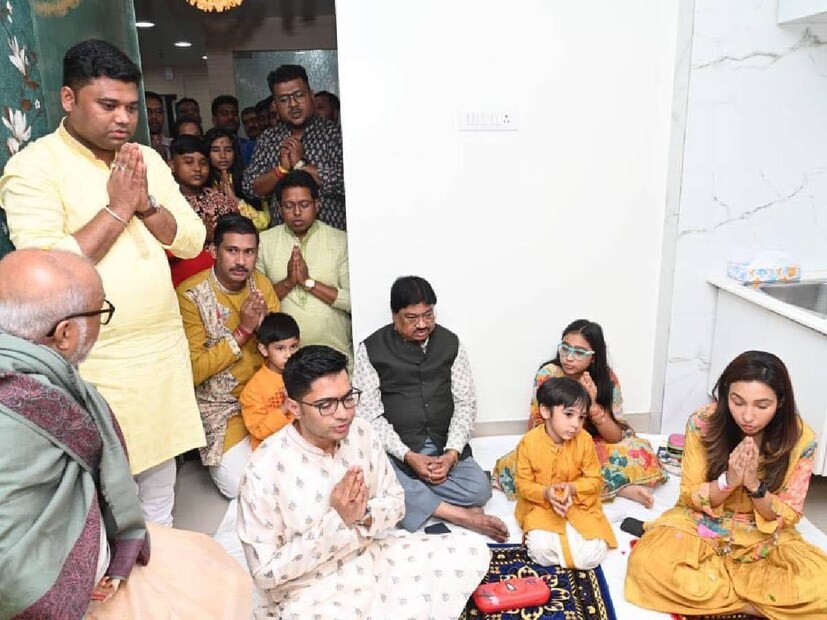 আজ সরস্বতী পুজো। ১৪ ফেব্রুয়ারি, বুধবার সারা বাংলা মেতে উঠেছে বাগদেবীর আরাধনায়। বাদ নেই সেলিব্রিটি থেকে নেতানেত্রীরাও। সেই উৎসবে মাতলেন অভিষেক বন্দ্যোপাধ্যায়।