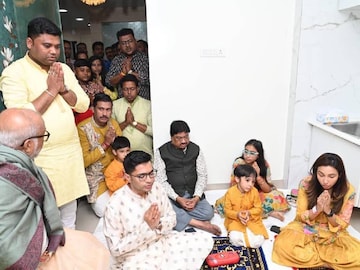 স্ত্রী-সন্তানদের নিয়ে বাগদেবীর আরাধনায় অভিষেক, রইল তৃণমূল নেতার বাড়ির পুজোর ছবি স্ত্রী-সন্তানদের নিয়ে বাগদেবীর আরাধনায় অভিষেক, রইল তৃণমূল নেতার বাড়ির পুজোর ছবি