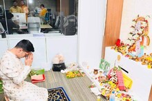 স্ত্রী-সন্তানদের নিয়ে বাগদেবীর আরাধনায় অভিষেক, রইল তৃণমূল নেতার বাড়ির পুজোর ছবি