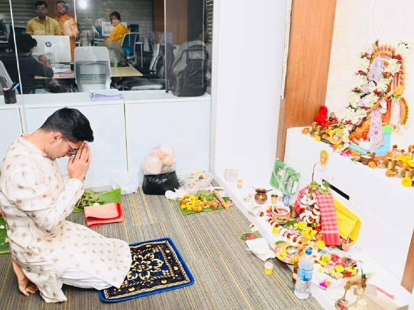 এসে পড়েছে লোকসভা নির্বাচন। রাজ্যজুড়ে ঠাসা কর্মসূচির মাঝেও বাঙালির চিরন্তন উৎসবের কথা ভোলেননি অভিষেক।