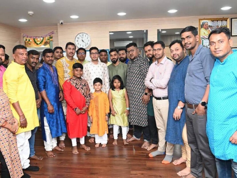 স্ত্রী রুজিরা নারুলা বন্দ্যোপাধ্যায় এবং দুই সন্তানের সঙ্গে আয়োজনে মাতেন তিনি। ছবি পোস্ট করেছেন সোশ্যাল মিডিয়ায়।