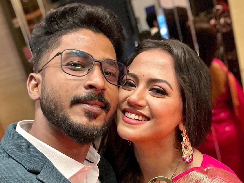 ‘‘আমাদের মধ্যে কোনওদিন ন্যাকামো ছিল না। আমি তোমায় ভালবাসি, তুমি আমায় ভালবাসি, সম্পর্কে থাকতে চাই। ব্যাস, এভাবেই সবের শুরু। সহজ সরল প্রোপোজাল।’’