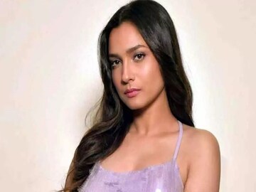 অঙ্কিতা লোখন্ডের বড় জা-কে দেখেছেন? অঙ্কিতার থেকে শতগুণ সুন্দরী ভিকির বৌদি