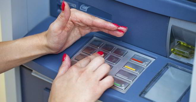 ২) ATM পিন বসানোর সময় সতর্কতা অবলম্বন করুন। সর্বদা হাত দিয়ে ঢেকে ATM পিন লিখুন।