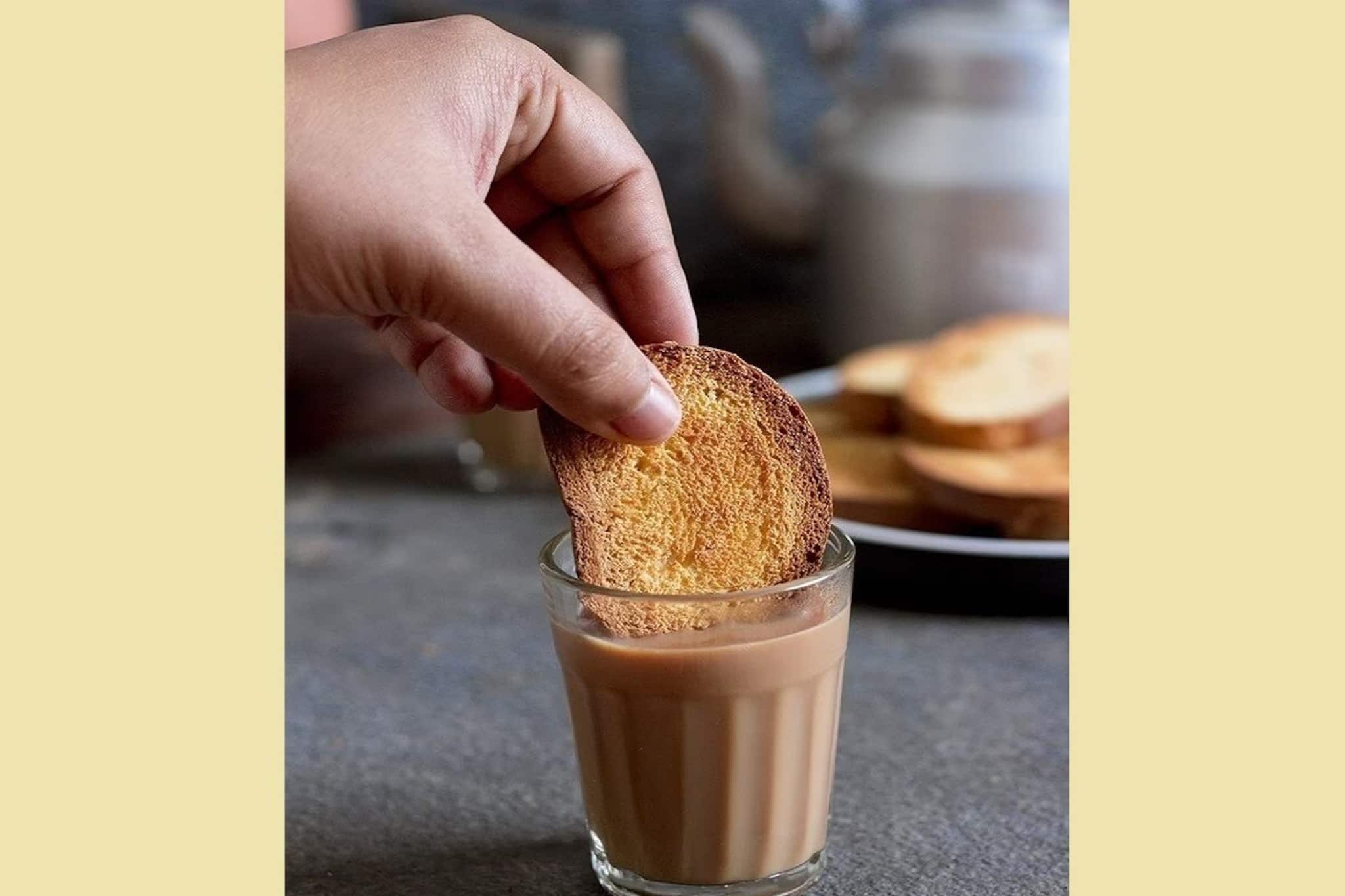 সকালবেলা দেদার মস্তি, গরম চায়ে ‘এই’ বিস্কুট ডুবোচ্ছেন, নিজের হাতে ‘বিষ’ খাচ্ছেন