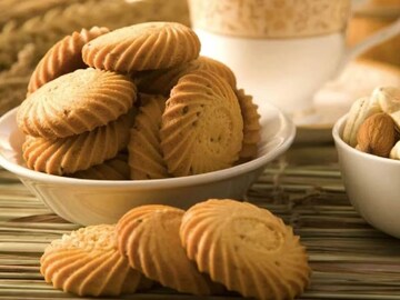 খিদে পেলেই গপগপ করে বিস্কুট খান? এক্সপায়ারি ডেট আছে তো? না দেখে খেলেই চরম ক্ষতি