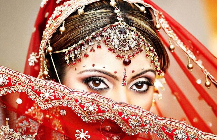 ভারতীয় বিয়েতে এখনও সাধারণত ছেলেপক্ষ যৌতুক নেয়। বিয়েতে মেয়েদের পরিবারের পক্ষ থেকে ছেলেদের জন্য নগদ টাকা, নানারকম জিনিসপত্র, বাইক, গাড়ি ইত্যাদি দেয়। কিন্তু কিছু কিছু জায়গায় এখনও লোকে অর্থাৎ বর, মেয়েদের বিয়ে করার জন্য টাকা দেয়। মেয়ের বাবা-মাকে নগদ টাকা দেওয়ার পর তাদের মেয়ের বিয়ে হয়। সব ধরণের রীতিনীতি মেনেই এই বিয়ে হয়। Photo- Representative 