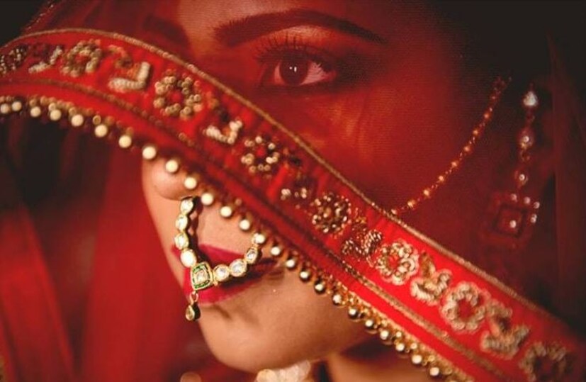 গয়না নিয়ে পালিয়ে যায়ভারতপুরের রাজন সিং সুলতানপুরের পূজাকে বিয়ে করেন। বিয়ের সময় ছেলের পরিবার কনের পরিবারকে এক লক্ষ টাকা দিয়েছিল। ১৯ ফেব্রুয়ারি, তিলক হিসাবে, মেয়েটিকে একটি সোনার নেকলেস, একটি সুতো, তিনটি সোনার আংটি, টপস, সোনার ব্রেসলেট, একটি মঙ্গলসূত্র ইত্যাদি সহ ৬ লক্ষ টাকার গয়না দেওয়া হয়েছিল।