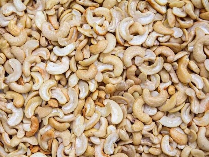 কাজু (Cashews) কাজু ইউরিক অ্যাসিডের মাত্রা নিয়ন্ত্রণের জন্য দারুণ উপকারী। এতে মনোআনস্যাচুরেটেড ফ্যাট এবং অ্যান্টিঅক্সিডেন্ট থাকে, যা কিডনির কার্যকারিতা বাড়িয়ে ইউরিক অ্যাসিড দূর করতে সাহায্য করে।