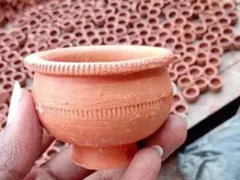 Tea in Clay Pot: কাগজ বা প্লাস্টিকের কাপে চা খাওয়া সবচেয়ে বিপজ্জনক। এমনই মত বিজ্ঞানীদের। কারণ এতে হরমোনের ভারসাম্য নষ্ট হতে পারে। কিন্তু এসব দিক থেকে মাটির ভাঁড় একেবারে নিরাপদ।