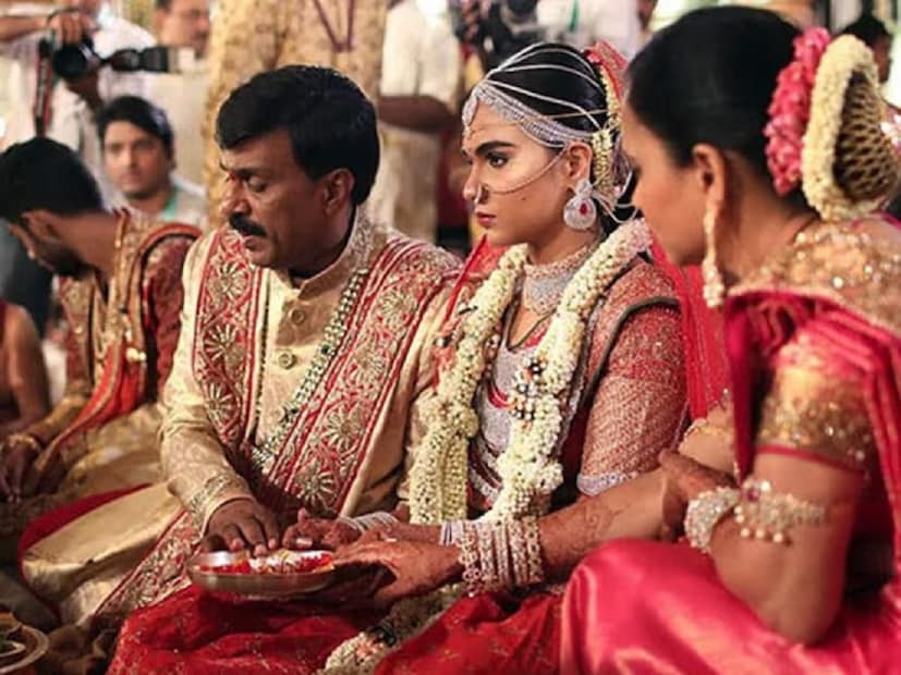 একটি বাক্সের মধ্যে রাখা হয়েছিল আমন্ত্রণপত্র। বাক্স খুলতেই একটি গান বাজতে থাকত। আর এই গানটি রেড্ডি পরিবারের সদস্যদের নিয়েই রেকর্ড করা হয়েছিল বলে জানা গিয়েছে।