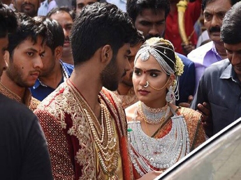 বিয়ের আসর বসেছিল বেঙ্গালুরু প্যালেস গ্রাউন্ডে। এই বিয়ের অনুষ্ঠানে অতিথিদের পৌঁছে দিতে মোট ৪০টি বিলাসবহুল গরুর গাড়ির ব্যবস্থা করা হয়েছিল। এমনকী বলিউডের একজন বিখ্যাত আর্ট ডিরেক্টররা বিয়ের মণ্ডপ সজ্জা তৈরি করেছিলেন। 
