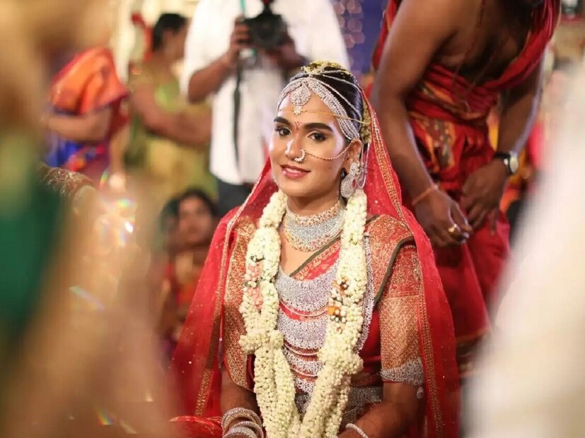 বিজয়নগর শৈলীর মন্দিরের আদলে তৈরি হয়েছিল সেই মণ্ডপ। খাবার জায়গাটিতেও ছিল মক। বেল্লারি গ্রামের আদলে তৈরি করা হয়েছিল খাবার জায়গার আসর। আমন্ত্রিতদের থাকার ব্যবস্থা করা হয়েছিল বেঙ্গালুরুর পাঁচতারা হোটেলে। প্রায় ১৫০০ রুম বুক করা হয়েছিল। এমনকী অতিথিদের আনা-নেওয়া করার জন্য প্রায় ২০০০টি ক্যাব এবং ১৫টি হেলিকপ্টারও ভাড়া করেছিলেন রেড্ডি। 