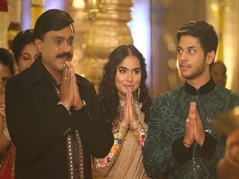অনুষ্ঠানস্থল মুড়ে ফেলা হয়েছিল কড়া নিরাপত্তার চাদরে। রেড্ডির পরিবারের সদস্যরা সকলেই রাজকীয় পোশাক সহ কোটি কোটি টাকার সোনা এবং হিরের গহনায় নিজেদের মুড়ে নিয়েছিলেন। তবে আসল চমক ছিল কনের পোশাকে। মন্ত্রীর কন্যা ব্রাহ্মণী নিজের বিয়েতে পরেছিলেন ১৭ কোটি টাকার শাড়ি। 
