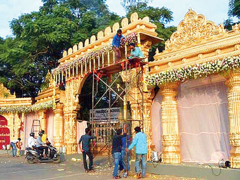 সেই সঙ্গে গায়ে ছিল প্রায় ৯০ কোটি টাকার অলঙ্কার। সবথেকে আশ্চর্যের বিষয়, সব মিলিয়ে এই বিয়েতে খরচ হয়েছিল প্রায় ৫০০ কোটি টাকা (Wedding cost Rs 500 crore)। তবে রেড্ডি-কন্যার বিয়ের এই বিপুল খরচ নিয়ে অবশ্য ব্যাপক বিতর্ক হয়েছিল। বিরোধীদের তোপের মুখেও পড়তে হয়েছিল তাঁকে। তিনি সেই সময় কর্নাটকের বিজেপি সরকারের মন্ত্রী ছিলেন। 