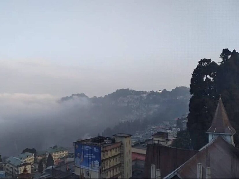 North Bengal Weather Alert: বৃহস্পতিবারের উত্তরের আবহাওয়ার খবর। উত্তরবঙ্গের সকালটা ছিল কুয়াশাচ্ছন্ন। পাহাড়ে ঠান্ডার কাঁপুনি, সান্দাকফুতে বরফ পড়ার পর আরও ঝলমলে।