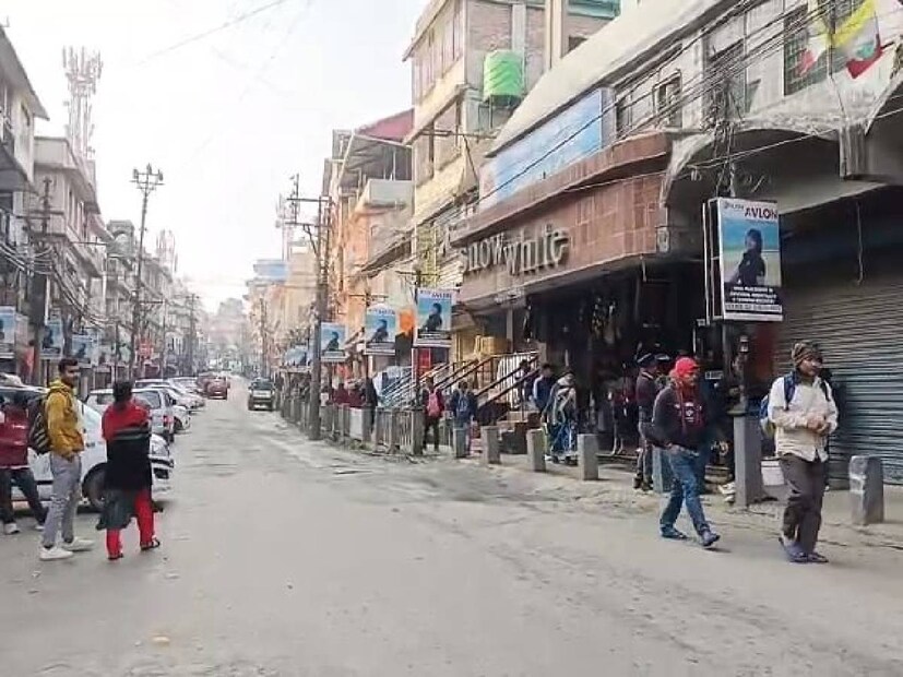 North Bengal Weather Alert: দার্জিলিংয়ে হালকা মেঘ আর রোদের লুকোচুরি। কনকনে ঠান্ডায় কাঁপছে। পারদ ৪-৫ ডিগ্রি। কালিম্পংয়ে মেঘলা ওয়েদার। শীতল হাওয়া। তাপমাত্রা ৬-৭ ডিগ্রি।