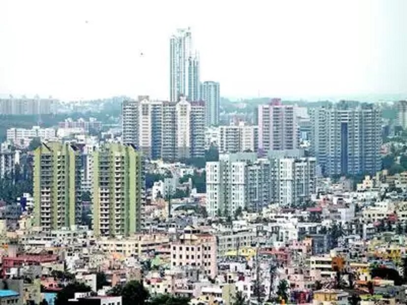 বাগানের শহর, সিলিকন ভ্যালি বেঙ্গালুরু। একসময়ের দাক্ষিণাত্যের স্মৃতি আজও বুকে। বাগান, ফুল, কফি আর বিখ্যাত স্ট্রিট ফুডের শরের জীবনযাপনের মান বেশ উঁচু। 