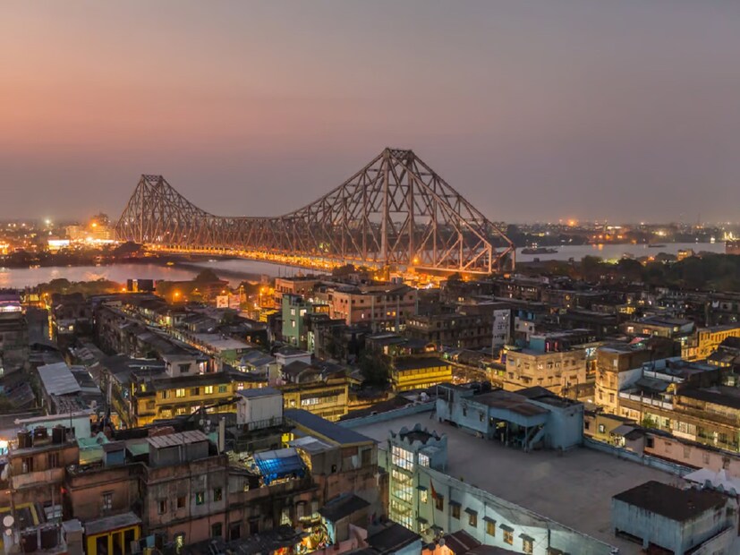 সিটি অফ জয় কলকাতা তিন শতকের শহর ছিল ব্রিটিশ ভারতের রাজধানী। অভিজাত সংস্কৃতি, ইতিহাস বুকে এই শহরের। দেশের প্রথম মেট্রো রেল ও মোবাইল ফোন কলের সঙ্গে নাম জড়িয়ে কলকাতার। গঙ্গা পাড়ের এই শহরে জীবনযাপনের খরচ বেশ উচ্চ। 