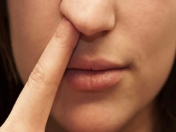 নাক খোঁটেন? অজান্তেই নাকে আঙুল চলে যায়? বড় অসুখ হতে পারে! জানলে ভয় হবে নাক খোঁটেন? অজান্তেই নাকে আঙুল চলে যায়? বড় অসুখ হতে পারে! জানলে ভয় হবে