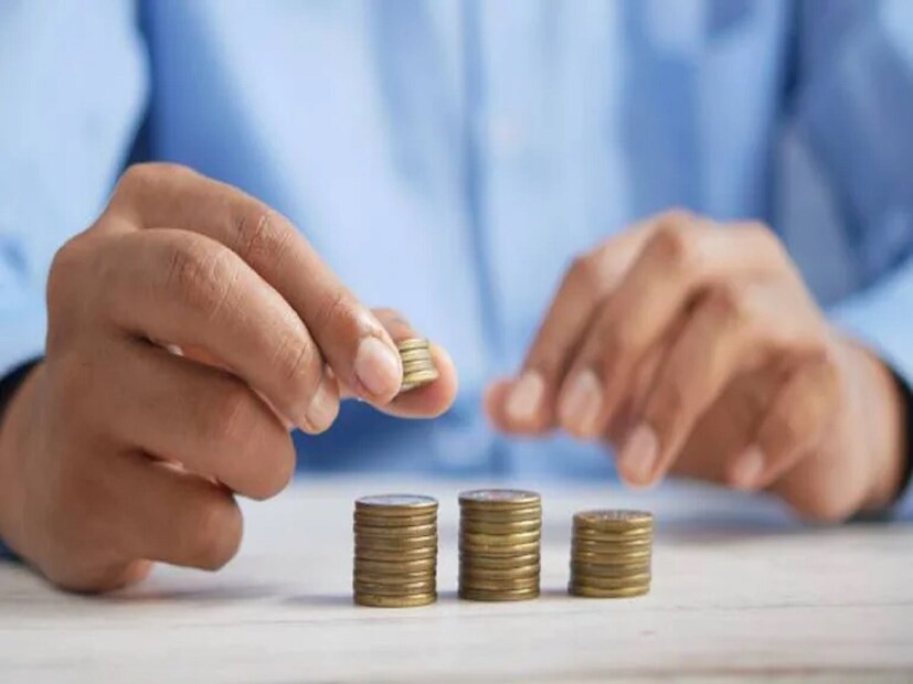 Unity Small Finance Bank : একাধিক বড় ব্যাঙ্কের তুলনায় স্মল ফিন্যান্স ব্যাঙ্কগুলি বেশি সুদ দিয়ে থাকে ৷ সিনিয়র সিটিজেনদের ১০০১ দিনের এফডি-তে প্রায় ৯.৫০ শতাংশ সুদ দিচ্ছে ৷ ২ ফেব্রুয়ারি Unity Small Finance Bank তাদের এফডি-র সুদের হার বদল করেছে ৷ ৬ মাসের বেশি এবং ২০১ দিন, ১০০১ দিনের এফডি-তে এই ব্যাঙ্ক ৯.২৫ শতাংশ সুদ দিচ্ছে ৷ ৫০১ দিনের এফডি-তে ব্যাঙ্ক ৯.২৫ শতাংশ সুদ দেওয়া হচ্ছে ৷ ৭০১ দিনের এফডি-তে এই ব্যাঙ্ক প্রায় ৯.৪৫ শতাংশ সুদ দিচ্ছে ৷ 