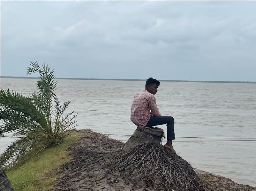 সকালে উঠে আগেই দেখতে হয়, আজ জল কতটা এগিয়ে এল! জল আজ যাঁর বাড়ির চৌকাঠ ছোঁবে, তাঁর সর্বনাশ। মানুষের জীবনে এই দ্বীপে জলের উপর একটু বেশিই নির্ভরশীল। 