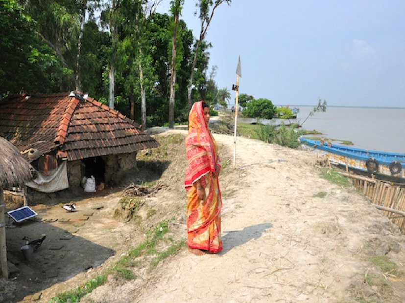 জল যত এগিয়ে আসে, মানুষ তত ভয়ে পিছিয়ে যায় এই দ্বীপে। যে কোনও সময় নদী গিলে খেতে পারে মানুষের সর্বস্ব। কখনও নদীর গর্ভে তলিয়ে যায় স্কুল, কখনও কারও ভিটেমাটি। 