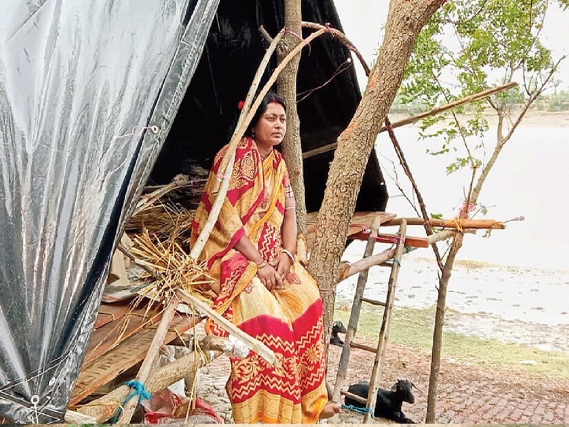 যত দিন যাচ্ছে, ততই মানুষের বসতির বৃত্তটা ছোট হয়ে আসছে। ঘোড়ামারা দ্বীপের বাসিন্দাদের জীবন ছাপিয়ে যাচ্ছে জল।
