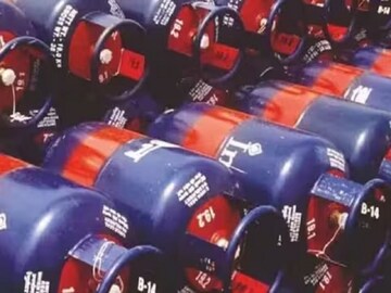 ফের বাড়ল গ্যাসের দাম ! দেখে নিন LPG সিলিন্ডারের দাম এবার কত হল ফের বাড়ল গ্যাসের দাম ! দেখে নিন LPG সিলিন্ডারের দাম এবার কত হল