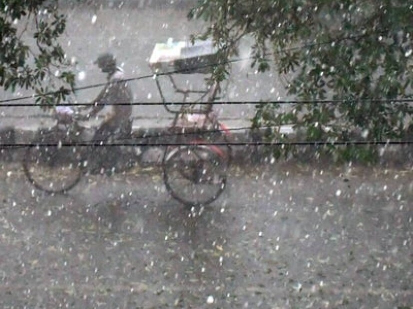 শুধু তা-ই নয়, পূর্ব বর্ধমান ও বাঁকুড়া জেলার কিছু অংশেও আগামী দু’ঘন্টায় বজ্রবিদ্যুৎ-সহ শিলাবৃষ্টি ও সঙ্গে ৪০ কিমি ঝোড়ো হাওয়ার সতর্কতা আলিপুর আবহাওয়া দফতরের।