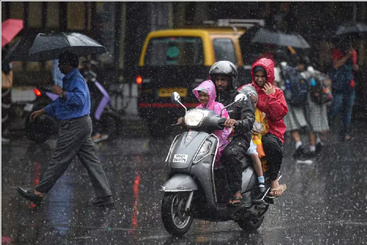 Imd Weather Update পশ্চিমী ঝঞ্ঝা ছাড়াও দু’টি ঘূর্ণাবর্ত দফায় দফায় বৃষ্টির তাণ্ডব দেখে নিন