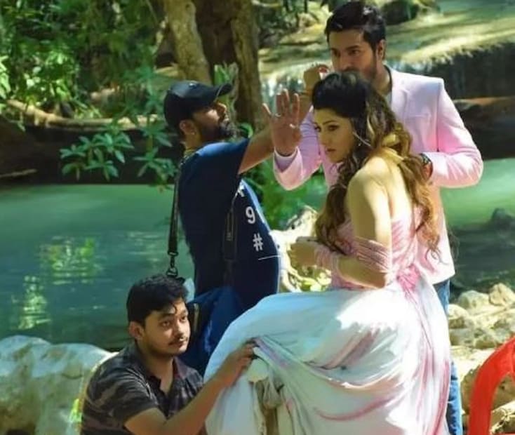 অভিনেত্রী হিসেবে কাজ শুরু৷ কিন্তু সেই কেরিয়ার বেশি দূর এগোয়নি৷ তারপর প্রযোজনা শুরু করেন তিনি৷ সেখানে তিনি সফল৷ এবং বিয়ের পর তাঁর জীবন পুরোই বদলে যায়৷ বাবা-মায়ের অমতেই প্রাক্তন মুখ্যমন্ত্রীকে বিয়ে করেন তিনি৷ বিয়ের খবর প্রথমে গোপনই ছিল৷ পরে খবর ছড়িয়ে পড়তেই শোরগোল পড়ে যায়৷ 
