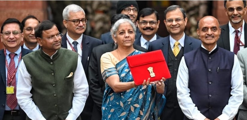 কেন্দ্রীয় অর্থমন্ত্রী নির্মলা সীতারমণ জানান, '' বাড়ির ছাদে সৌরপ্যানেল লাগানোর ব্যবস্থা করবে কেন্দ্র। প্রতি মাসে ১ কোটি বাড়িকে ৩০০ ইউনিট বিদ্যুৎ বিনামূল্যে দেওয়া হবে'' 